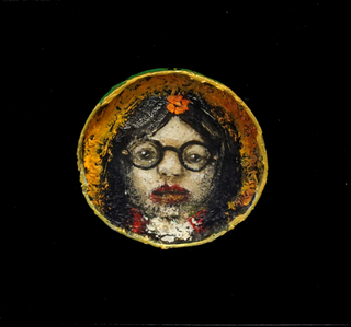 Mit Brille, Holz und Öl auf Schraubverschluss, 18 x 18 cm,  210 €